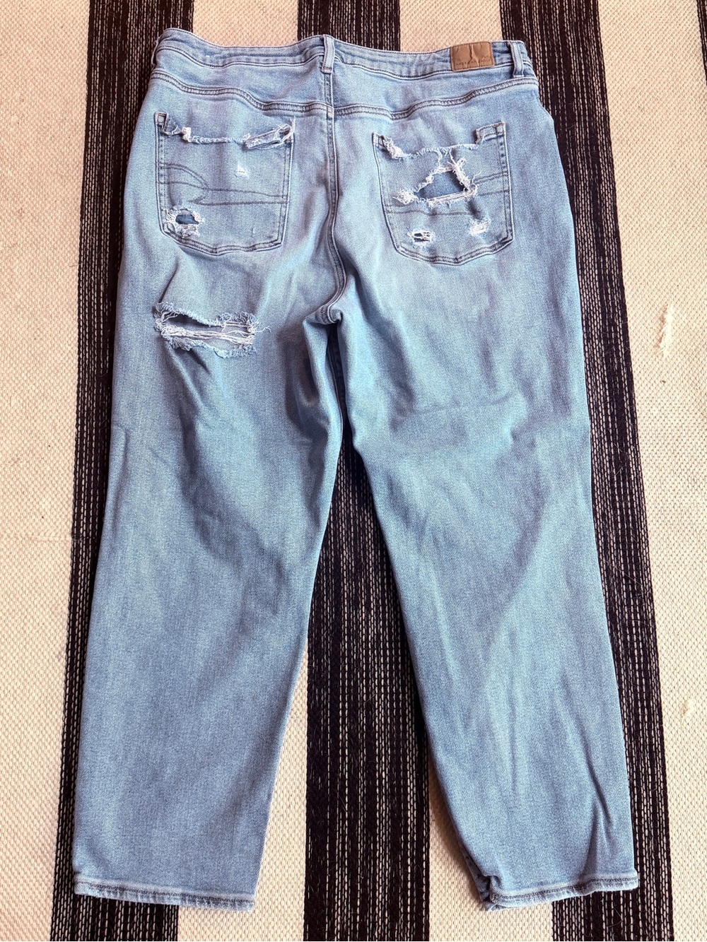 American Eagle Women's Light Blue Distressed Mom Jeans Size 18R - Picture 2 of 10